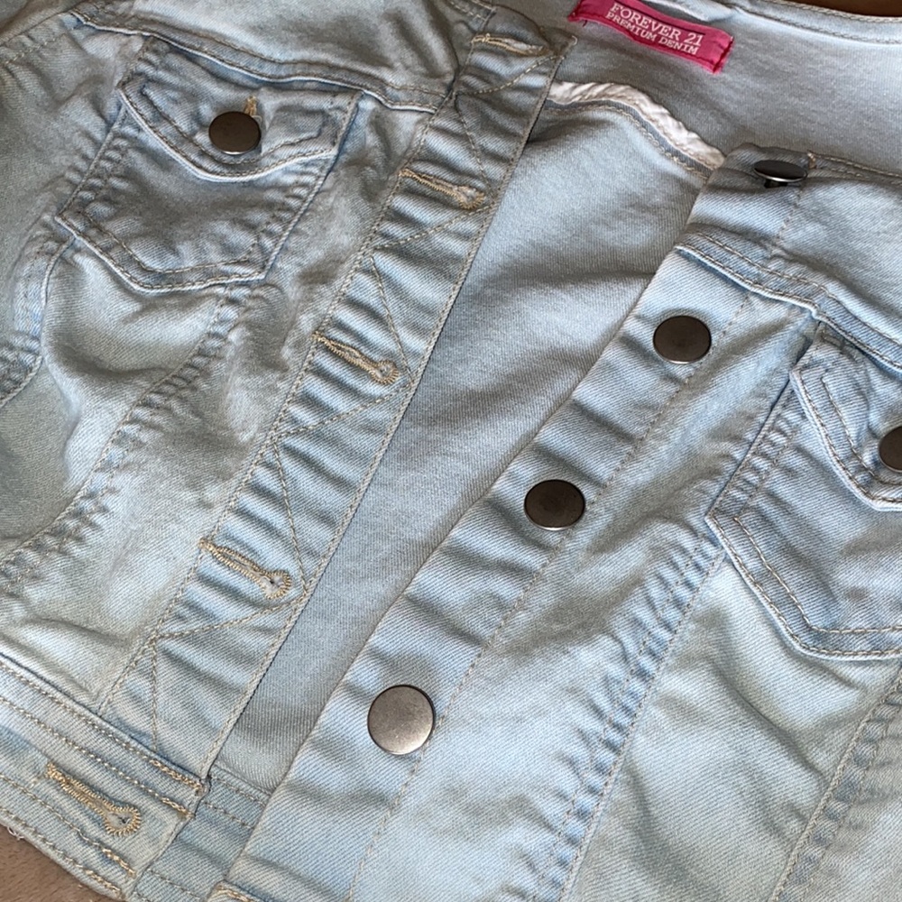 Cropped denim jacket. - Picture 4 of 5